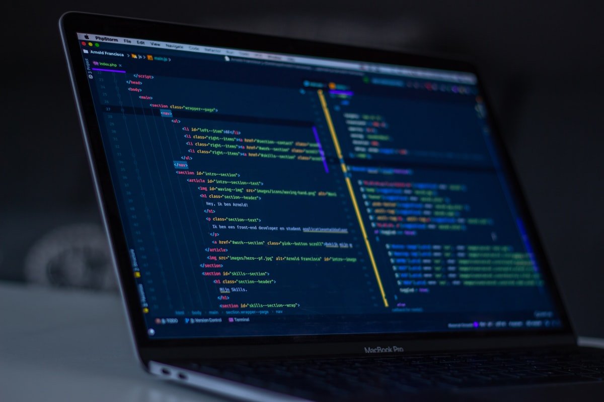 محرّر أكواد يعرض HTML وCSS مكتوبًا يدويًا بشكل نظيف